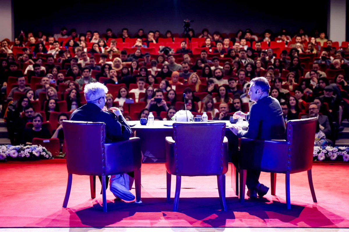 ✨ DEÜ Söyleşileri’nde Okan Bayülgen Rüzgârı

🎭📺 DEÜ Söyleşileri’nin ikinci konuğu, ülkemizin değerli entelektüellerinden, tiyatrodan televizyona uzanan üretimleri ve özgün anlatım diliyle öne çıkan Okan Bayülgen oldu. “Sahne, Medya ve Zamanın Ruhu” başlıklı söyleşide Bayülgen;