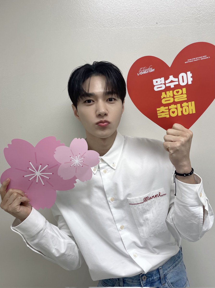 KIM MYUNGSOO(L) tweet media