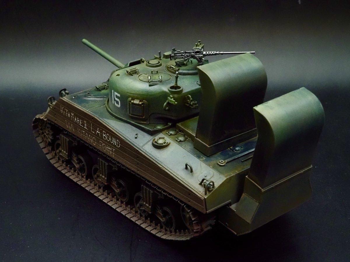 FuwakuT's tweet image. M4A2 "Pacific Theater"完成！
シャーマンは何度か作りましたが、不思議な煙突がついてるスタイルに惹かれて、作ってしまいました。
水中も動くため？なんかな？
ボディに木が貼り付けてあるのも、ポイントですねー。

#プラモデル
#シャーマン
#Academy 
#新作