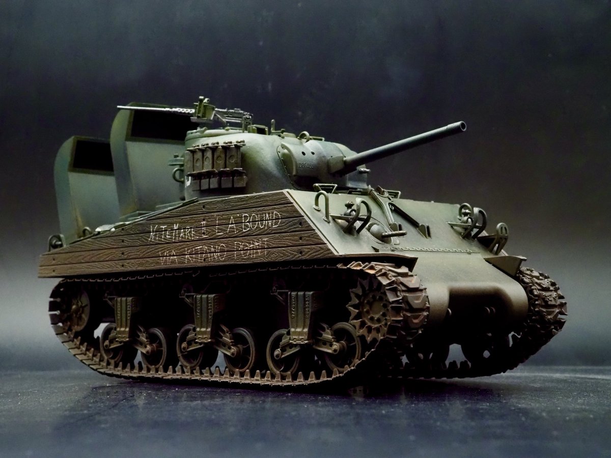 FuwakuT's tweet image. M4A2 "Pacific Theater"完成！
シャーマンは何度か作りましたが、不思議な煙突がついてるスタイルに惹かれて、作ってしまいました。
水中も動くため？なんかな？
ボディに木が貼り付けてあるのも、ポイントですねー。

#プラモデル
#シャーマン
#Academy 
#新作