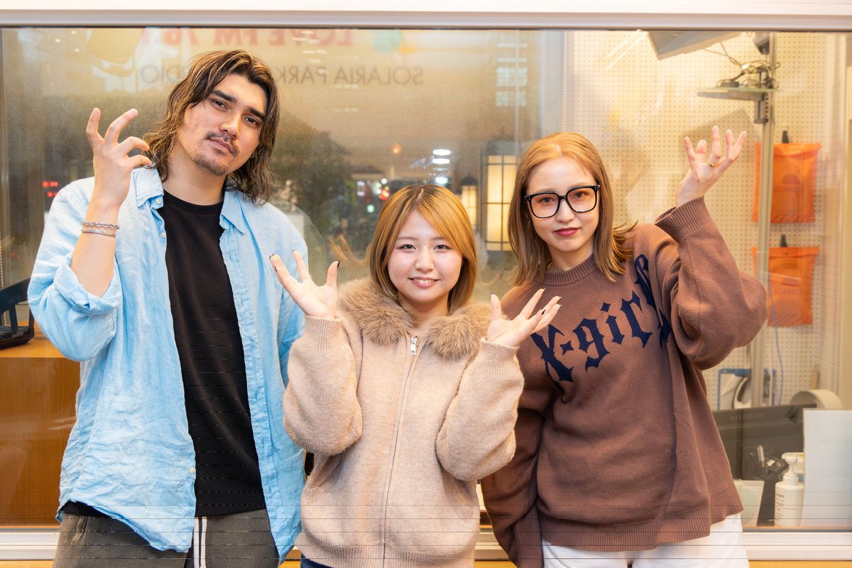 761musics's tweet photo. 〈Artist Guest〉
&amp;SIRENのRANさんがスタジオ生出演🎙️

[Kalinah (&amp;SIREN) feat. ROXY]
Digital Single『The Sky's The Limit』配信中🎶

[RAN (&amp;SIREN)]
Digital Single『Glass Parade』3/11(水)リリース🎵

弾き語りライブ実施中🎸
12月にはワンマンライブも✨

詳細は公式SNS✅

#761musics https://t.co/4p0jj4noqt