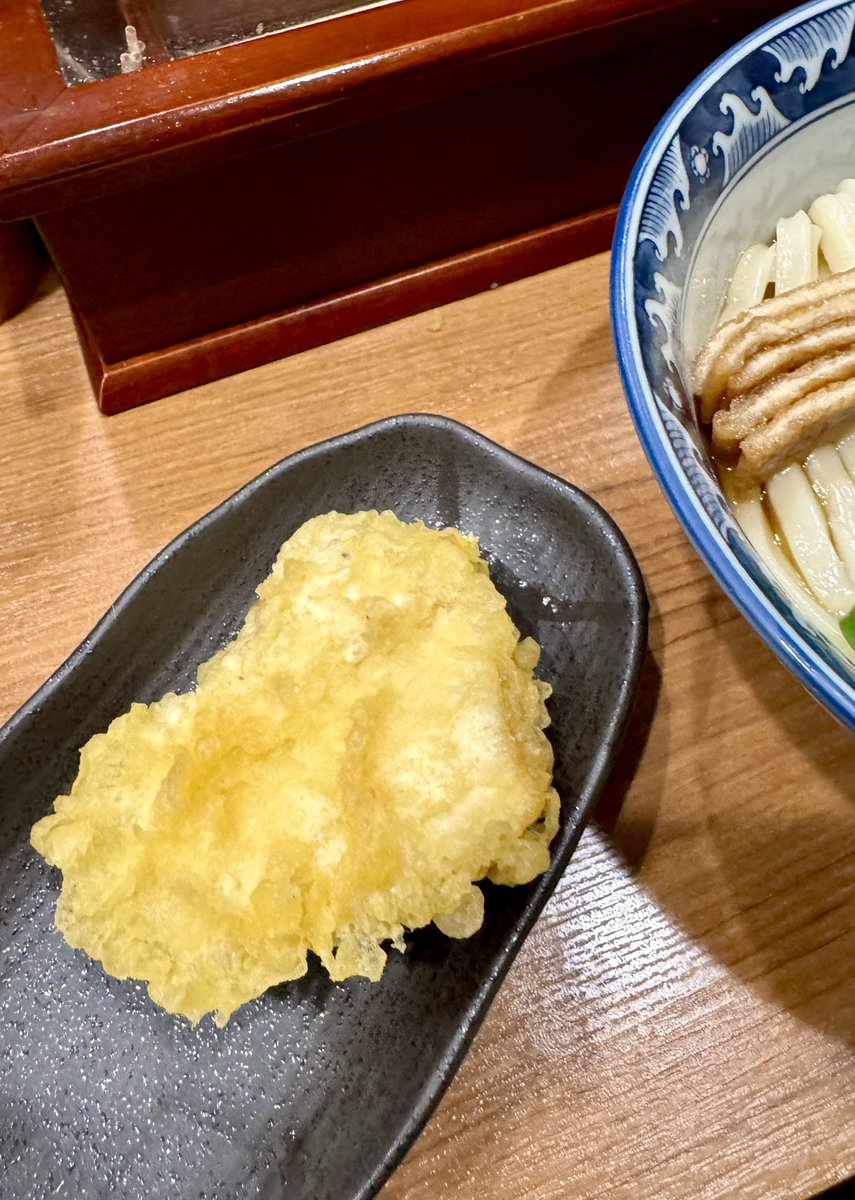 dashi_tsukkomi's tweet photo. 新大阪駅、釜たけうどんの梅きつねぶっかけ&amp;とり天！なぜかいつもこのチョイスになってしまいます。鳥天のじゅわ感も最高！　#udon #うどん #手打ち   #osakajapan #tempra https://t.co/tCOxXVbQIT