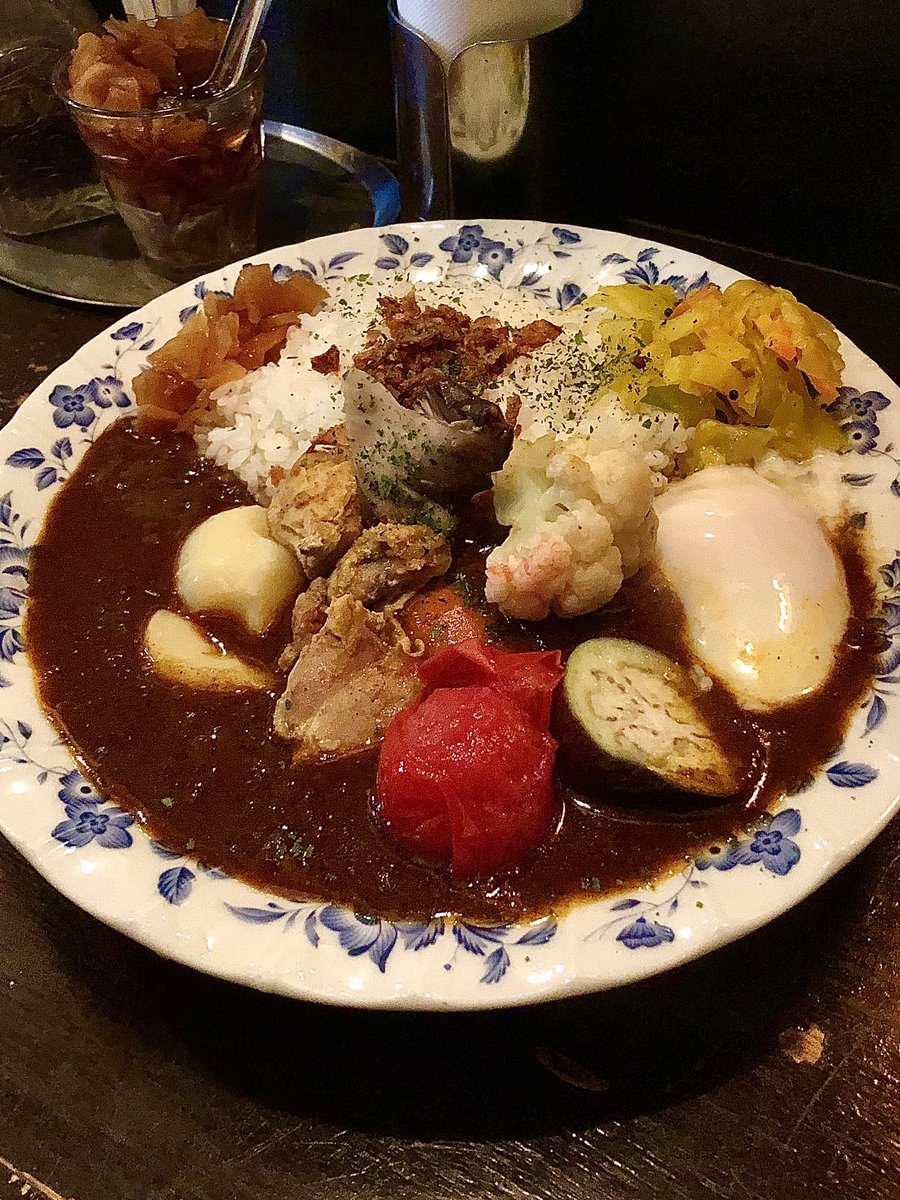 日本橋 本石亭
2023年2月のキーマカレー以来お久

インド風カレーに半熟玉子と温野菜をトッピング🍛
さらさら辛口スパイシーでめっちゃ美味✨
ご馳走様です♪