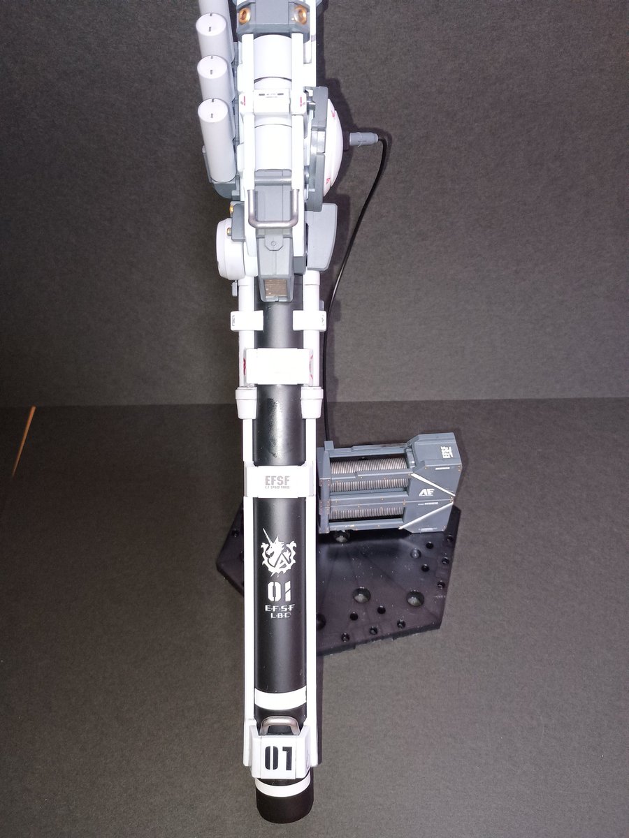 whitelabo1's tweet photo. Hi-νガンダム専用ハイパーメガバズーカランチャー完成しました。デカすぎて、いつもの撮影ブースには収まりませんでした。
#ガンプラ https://t.co/FFTNgtc6lD