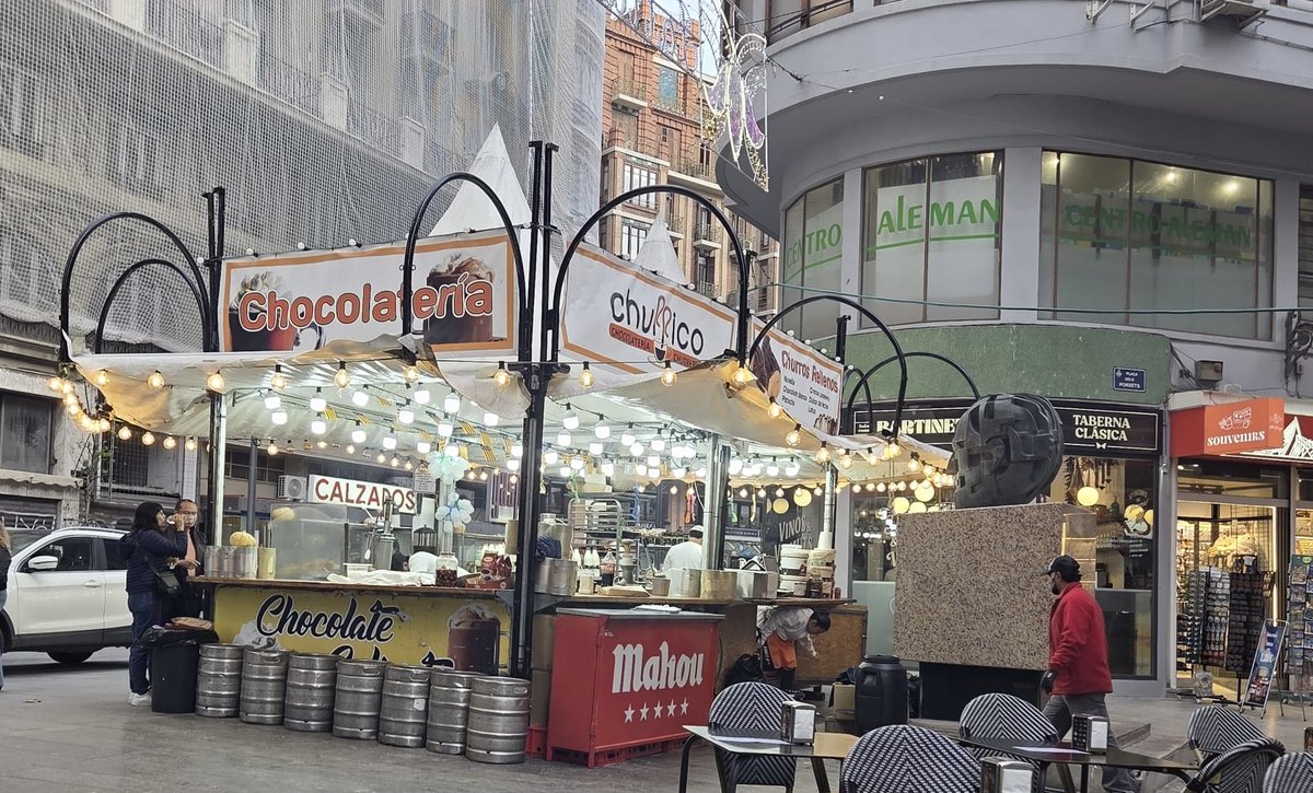 VLCshopping's tweet photo. Valencia en Fallas celebra su cultura, y no cuida a quienes la crearon, cuesta entender que una churrería tape el busto de Blasco Ibañez nuestro escritor más universal. Desde hace más de 15 años la ciudad q presume de cultura lo esconde tras un mostrador de churros. Respeto. https://t.co/otY5znbxiN