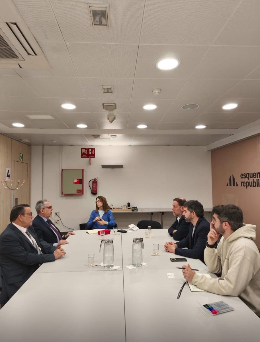 En Barcelona, Embajador de Cuba en España, Marcelino Medina, sostuvo amistoso encuentro con Oriol Junqueras, Presidente de Esquerra Republicana de Catalunya. Intercambiaron sobre el impacto de la agresiva política de los EE.UU. Contra #Cuba, y agradeció la solidaridad catalana.