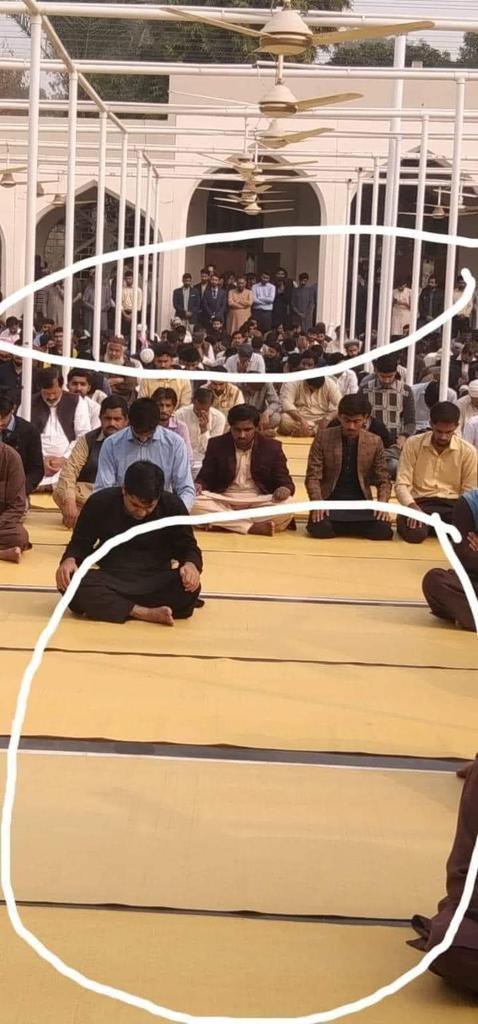 السلام علیکم۔ ایک بڑی مسجد کی جمعہ کے دن کی چھوٹی سی روداد بیان کر رہا ہوں
 مسجد کا صحن کافی بڑا ہے جو کہ اپ دیکھ رہے ہیں۔ نمازی صاحبان اتے جا رہے ہیں اور پیچھے ہی بیٹھتے جا رہے ہیں جب کہ اگے صفیں خالی پڑی ہیں۔ حتی کہ اب راستہ بلاک ہو چکا ہے
 اور بعد میں انے والے نمازیوں کو