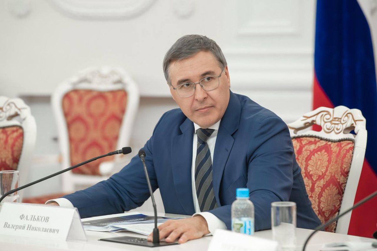 metlapress's tweet photo. Министр образования: миллионы за предательство

Студентов отправляют на фронт: в вузах фактически объявлена мобилизация. Минобрнауки возг��авляет Валерий Фальков — член генсовета "Единой России".

Про доходы и имущество Фалькова: https://t.co/IHDiVzkUn0 https://t.co/8paiZsQLeU