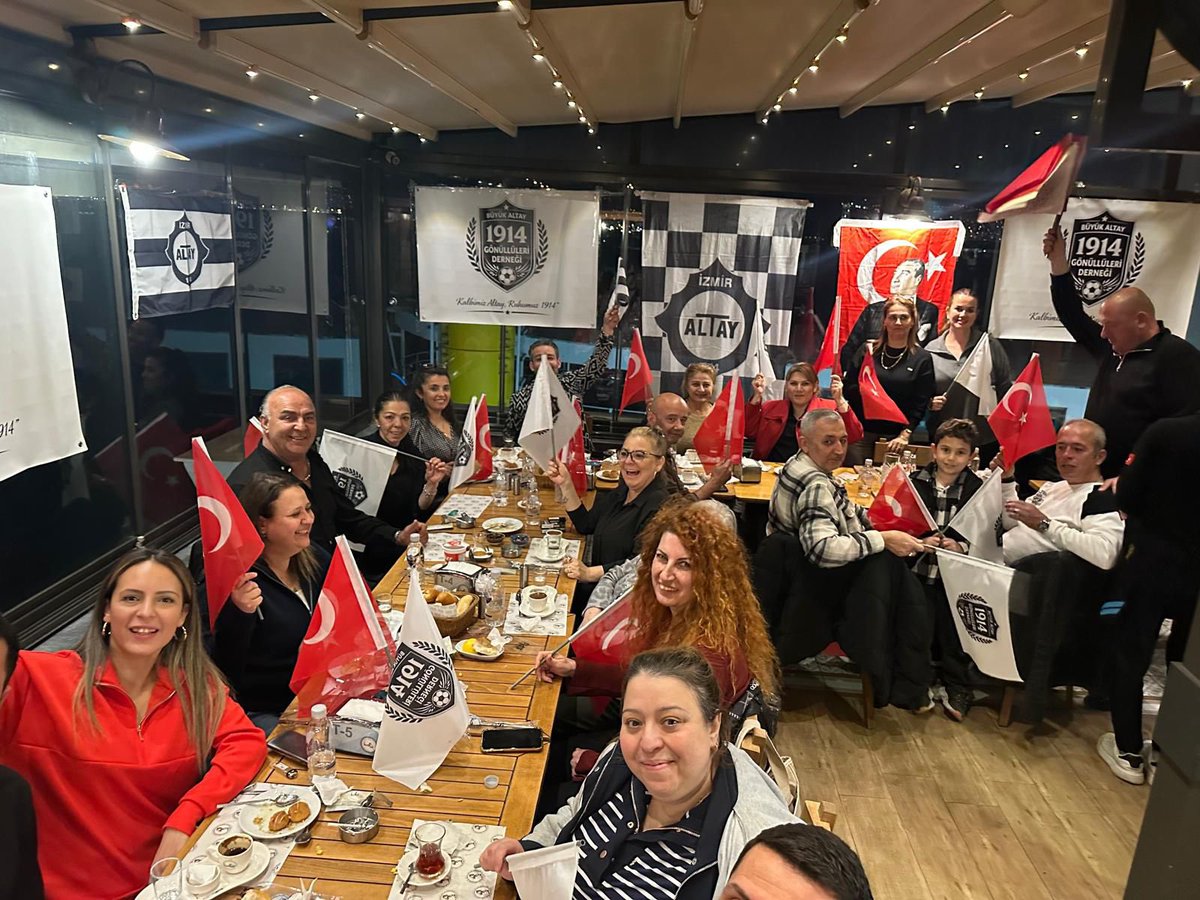 1914Gonulluleri's tweet photo. Dün akşamki iftar yemeğinde sayın teknik direktörümüz Mehmet Can Karagöz, sayın kulüp direktörümüz Recep Sarı, değerli camia büyüklerimiz ve ailelerimizle birlikte çok güzel bir akşam geçirdik. Birlik ve beraberliğin en güzel örneklerinden biriydi https://t.co/E4LtsXsGam