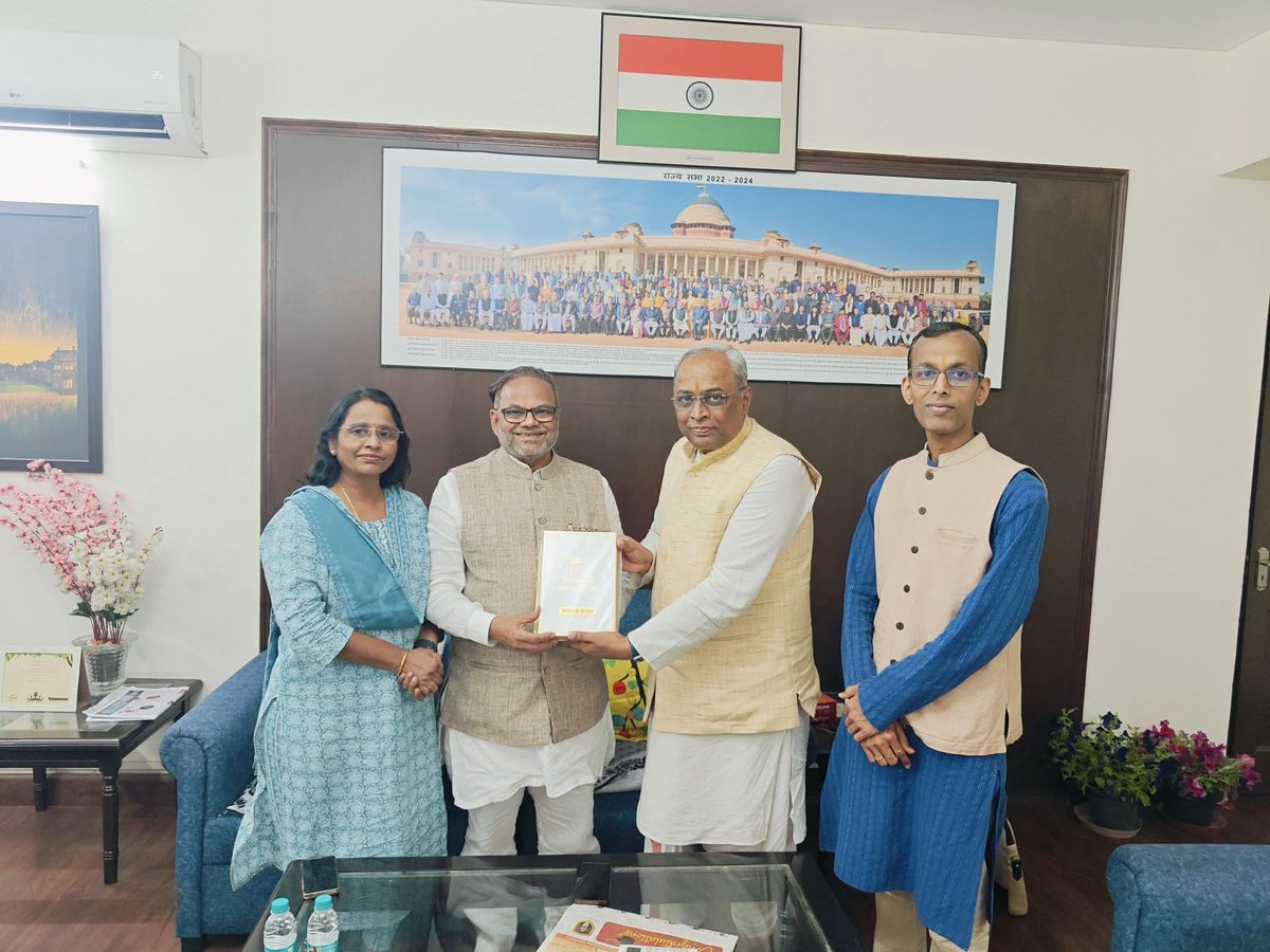 आज दिल्ली येथील निवासस्थानी 'हिंदु जनजागृती समिती'चे राष्ट्रीय मार्गदर्शक सद्गुरु डॉ. चारुदत्त पिंगळेजी यांचे आगमन झाले.
त्यांच्याशी राष्ट्र आणि धर्म या विषयांवर चर्चा झाली.त्यांचे मार्गदर्शन सामाजिक कार्यासाठी नेहमीच दिशादर्शक ठरेल.

 #HinduJanajagrutiSamiti  
 #DrAnilBonde