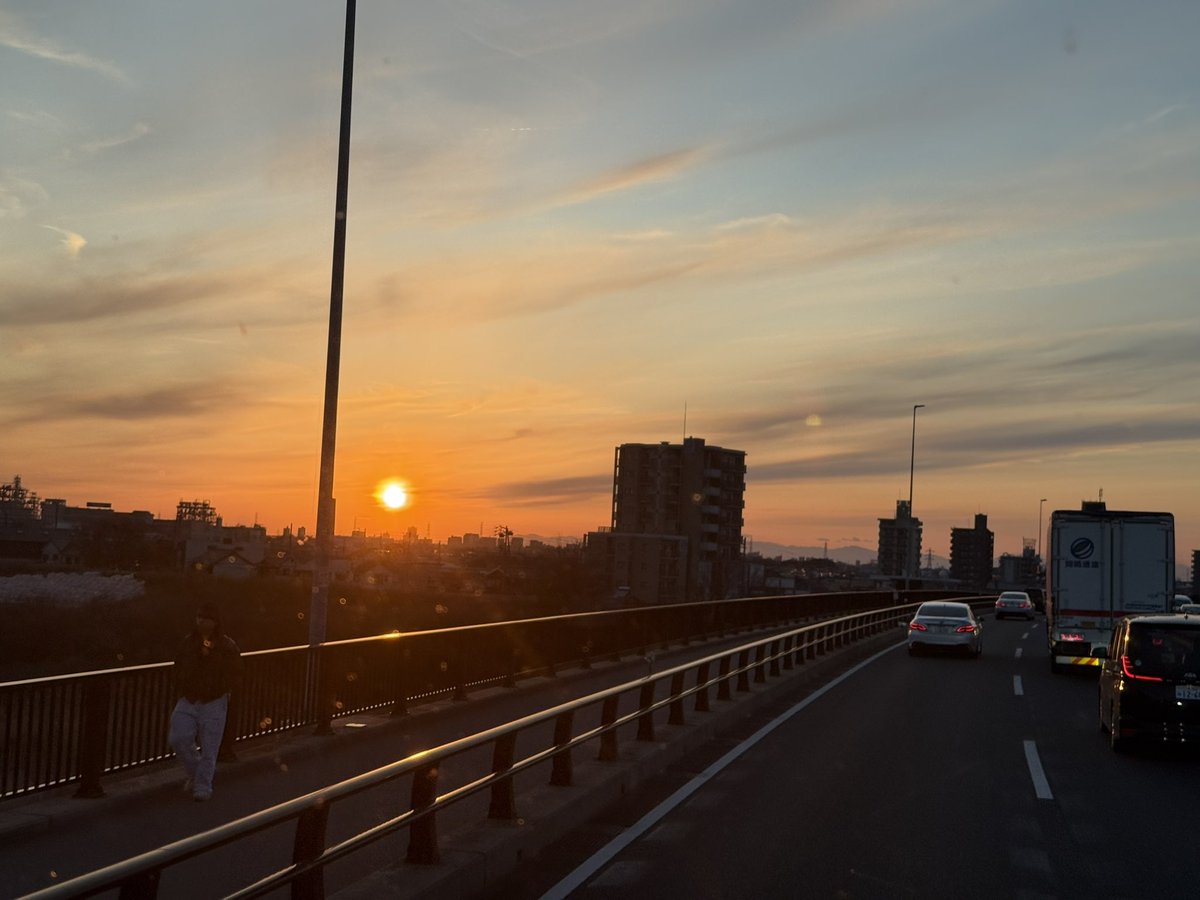 shoooki_34's tweet photo. 最近、夕日が綺麗 https://t.co/I1r22eg571
