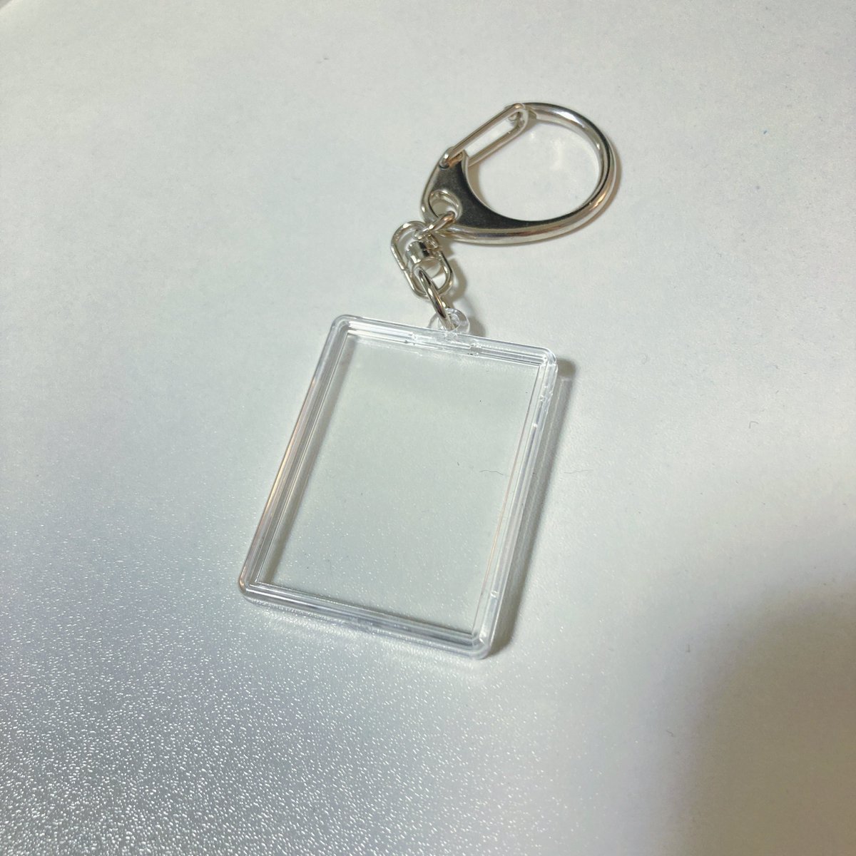 フォトフレームキーホルダー買ってためしにフレームをはめてみたら
もう外れなくなってしまい
無のキーホルダーが誕生