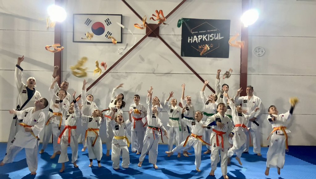 HapkisulWorld's tweet photo. HAPKISUL WORLD 

Exámenes de cinturón de color de la temporada 2025/2026

¡Enhorabuena a todos los aprobados!

#hapkisulstyle #masterandrésroig #hapkido #lalcudia https://t.co/t1pqiuxUCL