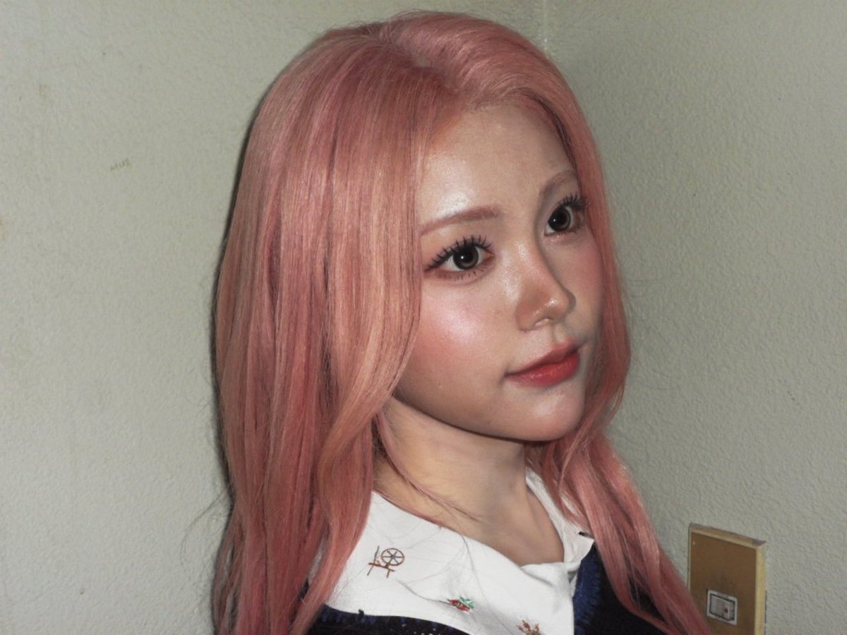 calmeqn's tweet photo. ͏
        Walking in with pinkeuu hair,
     a little sparkle, a little
     sugar sweetness wrapped in
     ribbons and quiet charm 𝜗ৎ
͏
͏https://t.co/6ikJjzSkbI