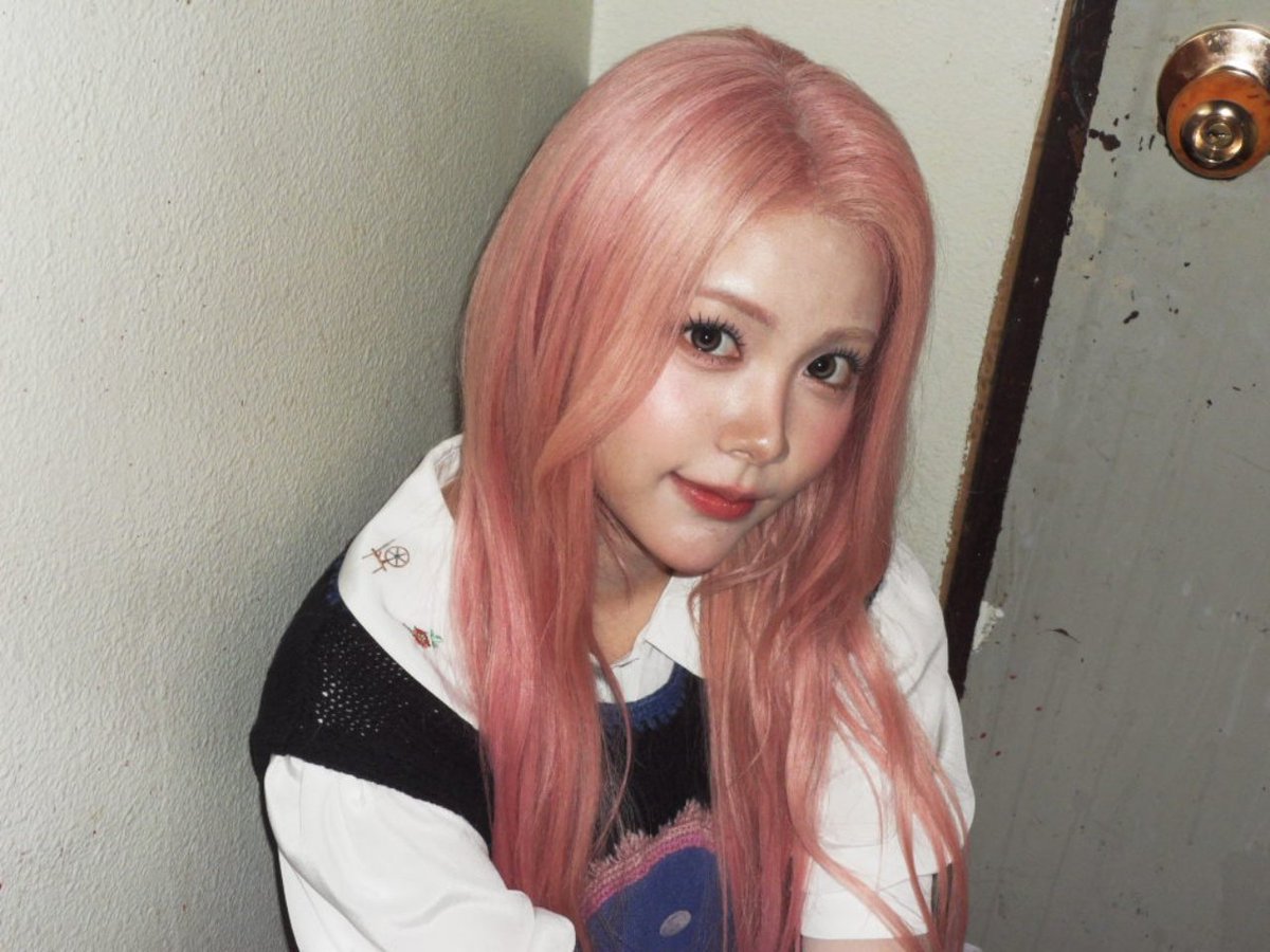 calmeqn's tweet photo. ͏
        Walking in with pinkeuu hair,
     a little sparkle, a little
     sugar sweetness wrapped in
     ribbons and quiet charm 𝜗ৎ
͏
͏https://t.co/6ikJjzSkbI