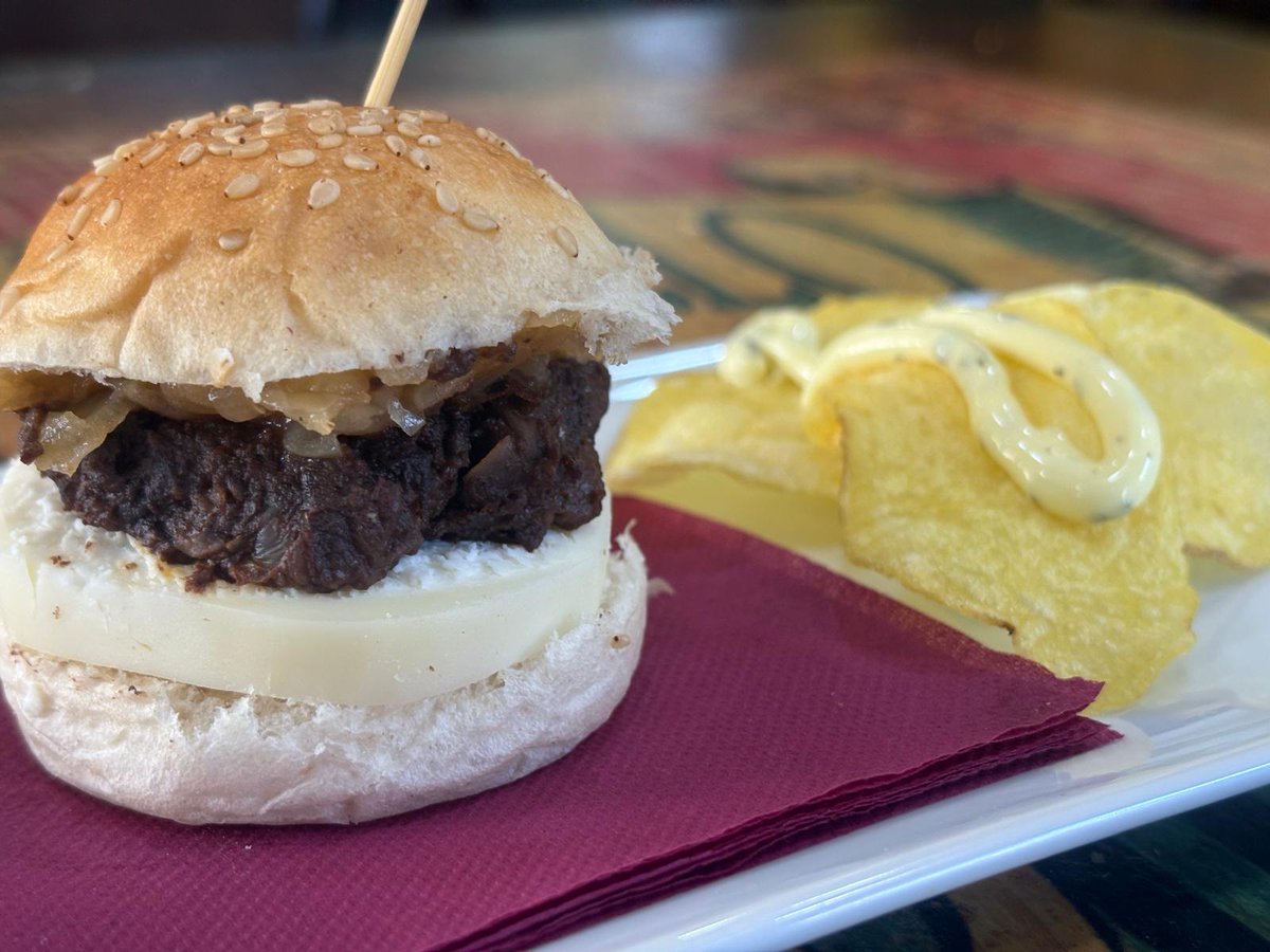 LaBoticaIndiana's tweet image. 📷 'Bocado especial', una mini hamburguesa de morcilla matachana con cebolla caramelizada y queso de cabra acompañada de patatas fritas con salsa de hierbabuena y limón 
‼️ Arranca en El Teatrillo de #Pravia el XVII Concurso de #Pinchos del Bajo Nalón
ℹ️ facebook.com/events/1112409…