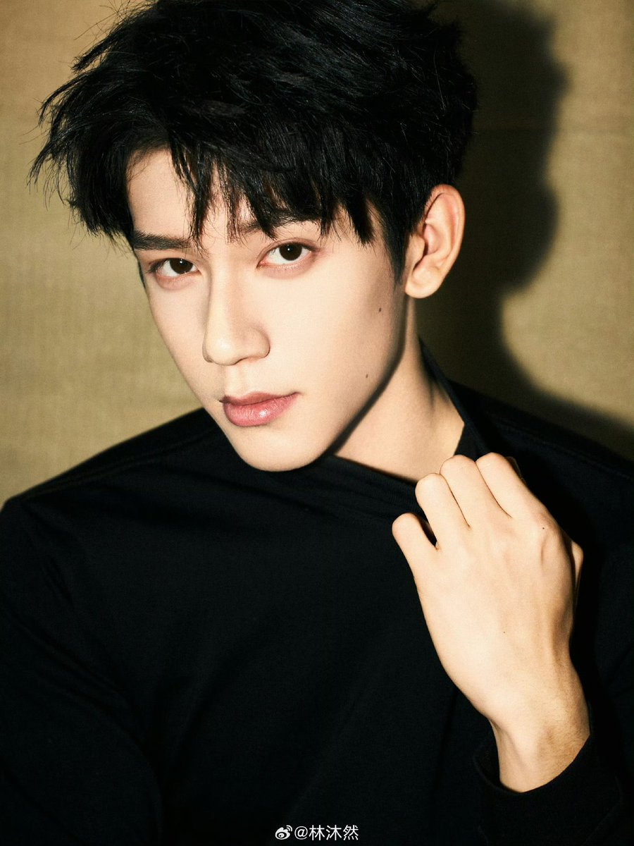 ManoodTingJeen's tweet photo. สุยหยวนชิง จากเรื่องล่าหยก ตัวร้ายทรงเเบดเว่อออ แต่ยิ้มทีจะวูบบ หล่อมากกกก 

เรื่องนี้แสดงโดย น้อง #หลินมู่หราน พึ่งอายุ 20 เองง แต่การแสดงโคตรออร่ามากก ใดๆนอกจากหล่อแล้วยังเรียนเก่งอีก https://t.co/ZFrtLRnpKb