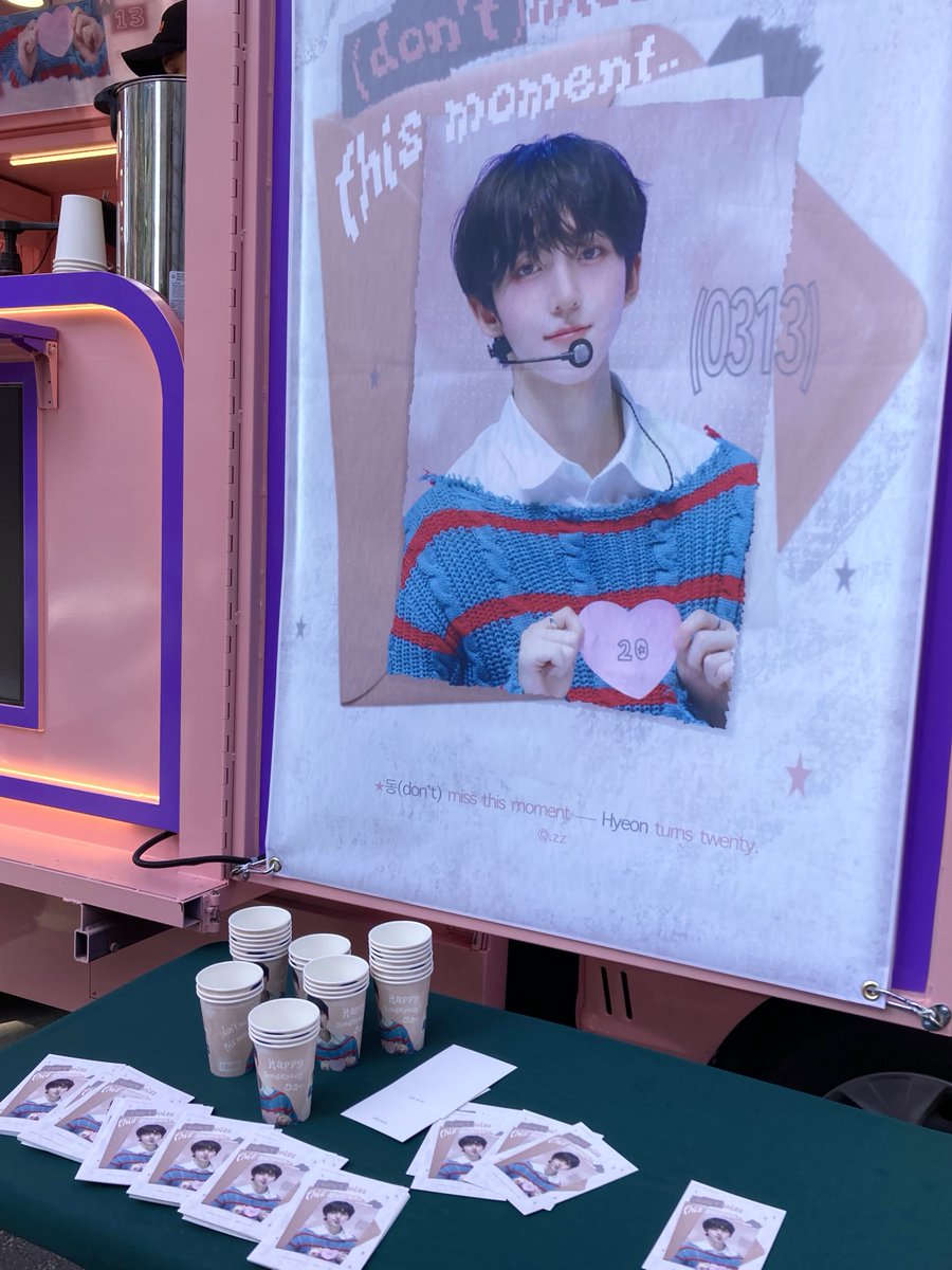 dong_hwa0311's tweet photo. 잘 먹었습니다😍
커피차 사장님 완전 친절하게 주문 받아주셨고 음료도 완전 빨리 나왔어여 .ᐟ.ᐟ
제왚 바로 옆이라 그런지 사원증 매고 계신 직원분들도 많이 줄 서계셨움
똥혀니 사진도 너무 이뻤음 ᙏ̤̫♡

#동DontMiss_twenty https://t.co/Lk9cpqbF6P