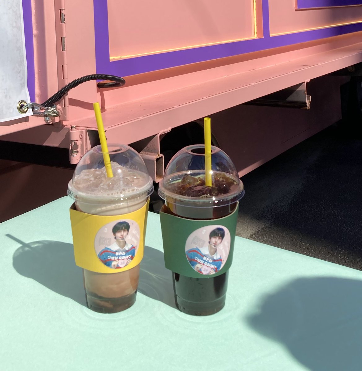 dong_hwa0311's tweet photo. 잘 먹었습니다😍
커피차 사장님 완전 친절하게 주문 받아주셨고 음료도 완전 빨리 나왔어여 .ᐟ.ᐟ
제왚 바로 옆이라 그런지 사원증 매고 계신 직원분들도 많이 줄 서계셨움
똥혀니 사진도 너무 이뻤음 ᙏ̤̫♡

#동DontMiss_twenty https://t.co/Lk9cpqbF6P