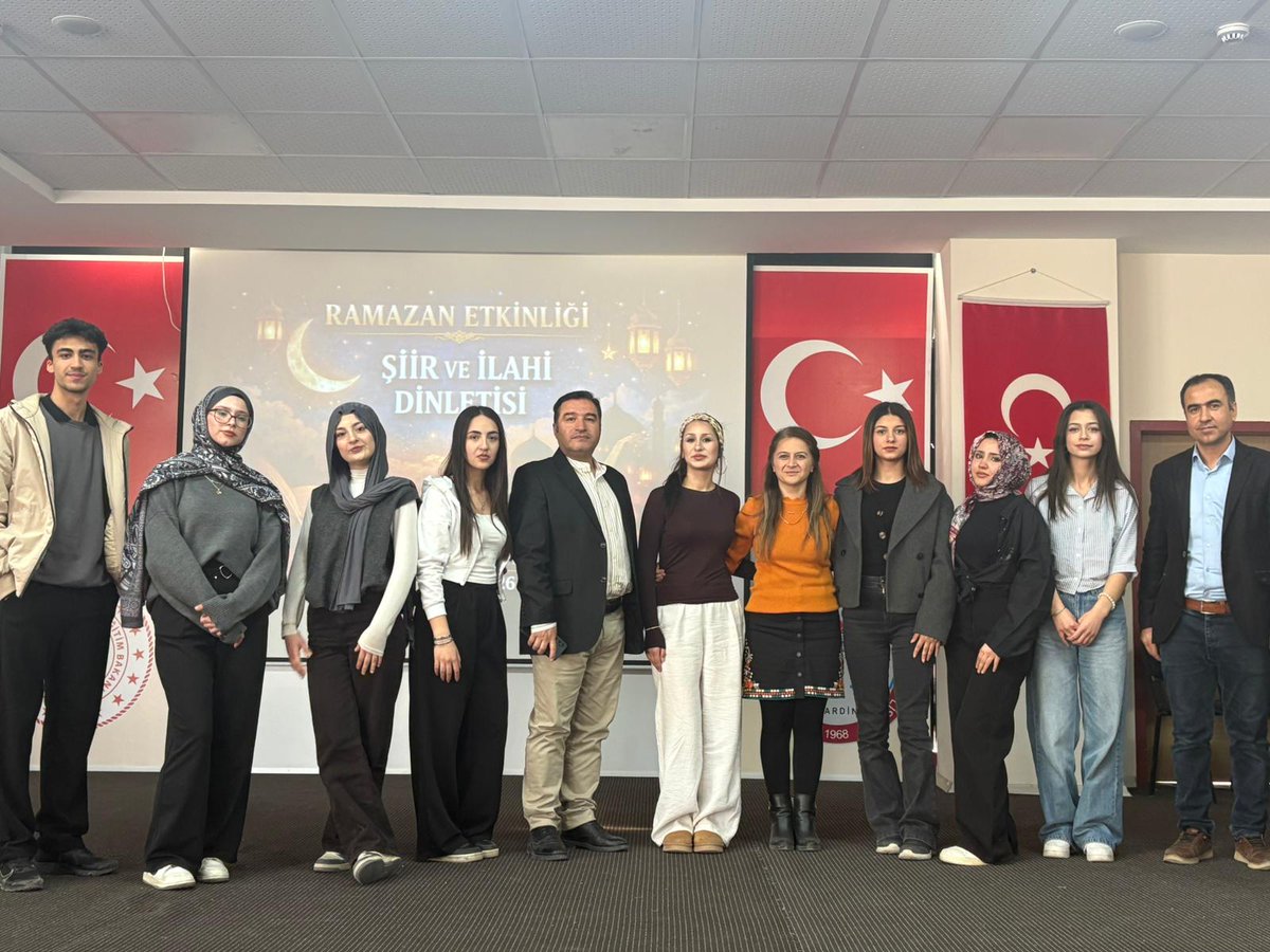 MARDIN75MTAL's tweet photo. Ramazan etkinliğimizde öğrencilerimiz tarafından sevilen ilahi ve şiirler okundu.Etkinlik boyunca öğrenciler sadece güzel ilahiler söylemekle kalmadı, aynı zamanda Ramazan ayının manevi değerlerini ve önemini de hissettirdi👏👏#MaarifinKalbindeRamazan 
@ali_eyyupkoca https://t.co/7h4PymV2IL