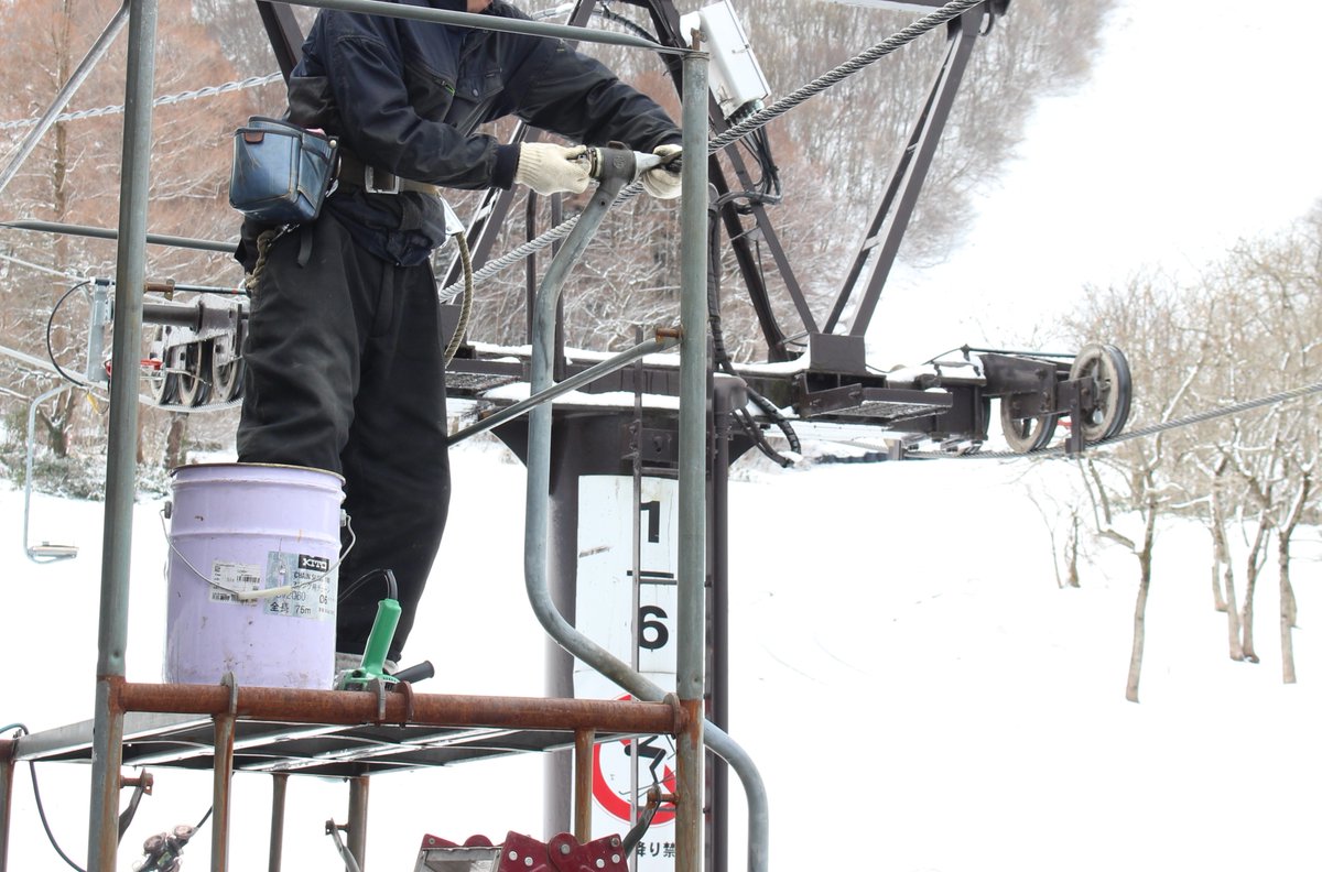 iouzen_ski's tweet photo. 【搬器取り外し作業】

2026年3月13日（金）

医王山スキー場ファミリーリフトの搬器取り外し作業を行いました
来シーズンに向けて、一つ一つ取り外し大切に保管します https://t.co/LR3zLoFTtX