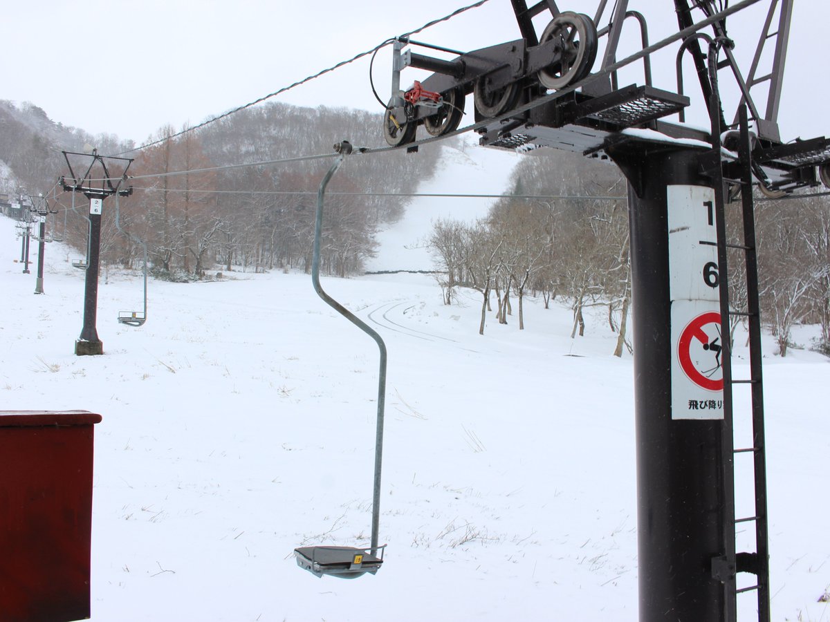 iouzen_ski's tweet photo. 【搬器取り外し作業】

2026年3月13日（金）

医王山スキー場ファミリーリフトの搬器取り外し作業を行いました
来シーズンに向けて、一つ一つ取り外し大切に保管します https://t.co/LR3zLoFTtX
