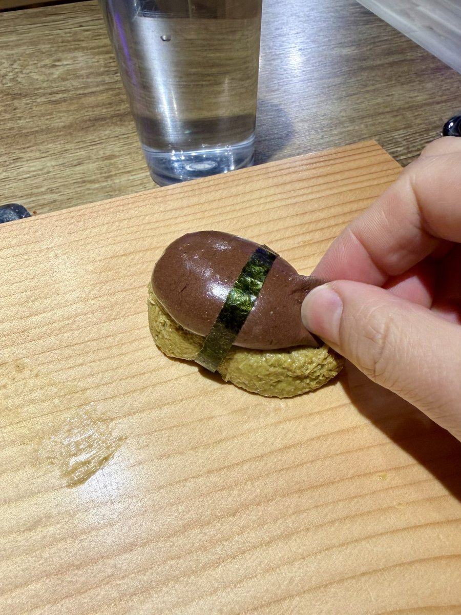 shojiki_sweets's tweet photo. 新大久保で今一番バズってる

ドバイチョコ寿司
2個 1,650円

まずい https://t.co/xmIuzK4lhA