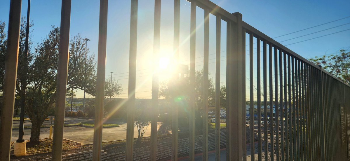 更年期障害も時差ぼけもまだ経験してないけど今突然遅れてきた更年期障害みたいに時差ぼけぽくなって眠れないから起きちゃった現地時間朝の５時

#オフ日に遊び過ぎたせい
#ちなみに夜７時からライブ
#Austin