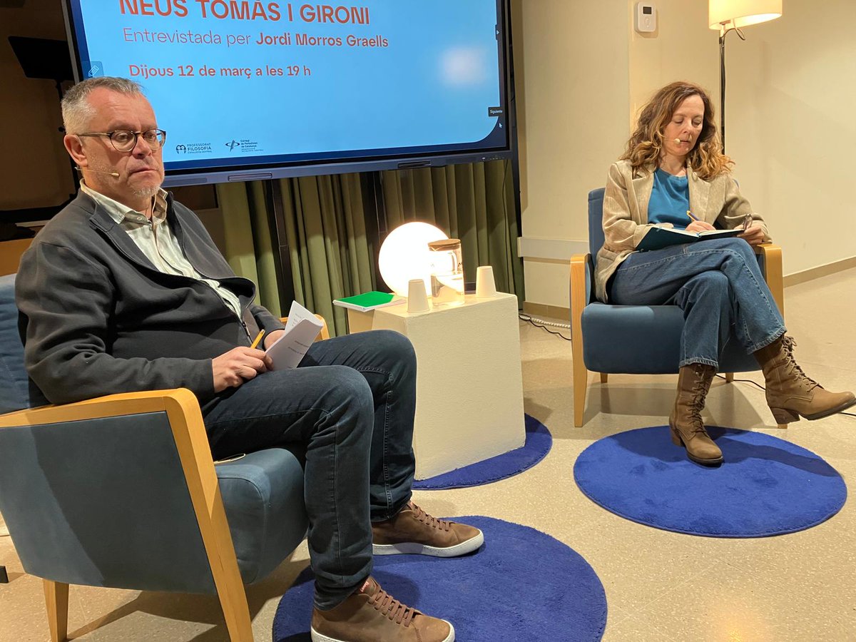 manresacultura's tweet photo. 🗣️ Ahir dijous, la Sala d’actes del Casino va acollir una interessant conversa sobre el panorama polític actual amb Neus Tomàs i Gironi, directora adjunta d’https://t.co/S46T1Xa2uh, conduïda pel també periodista Jordi Morros Graells, dins del cicle #PessicsDeVida. https://t.co/okclFNMtw2