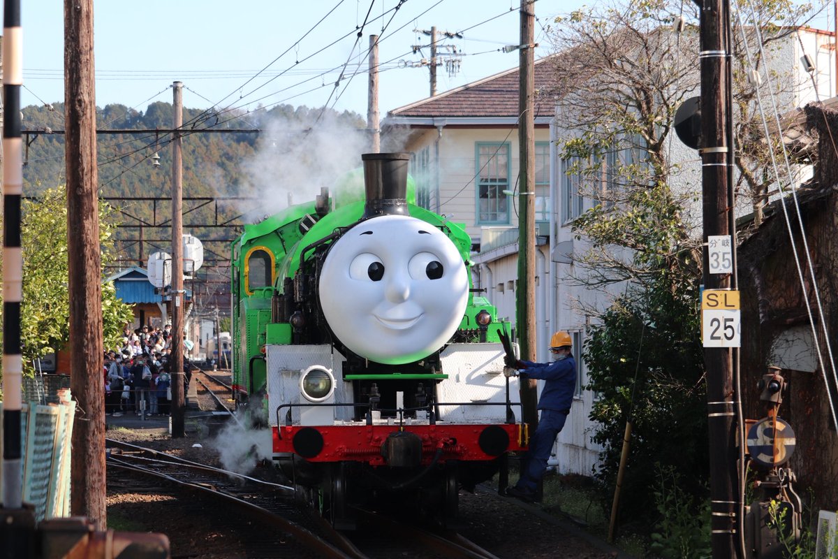 駅に着いたらすぐ連結ちょんぎって転車台に行くよ🚂