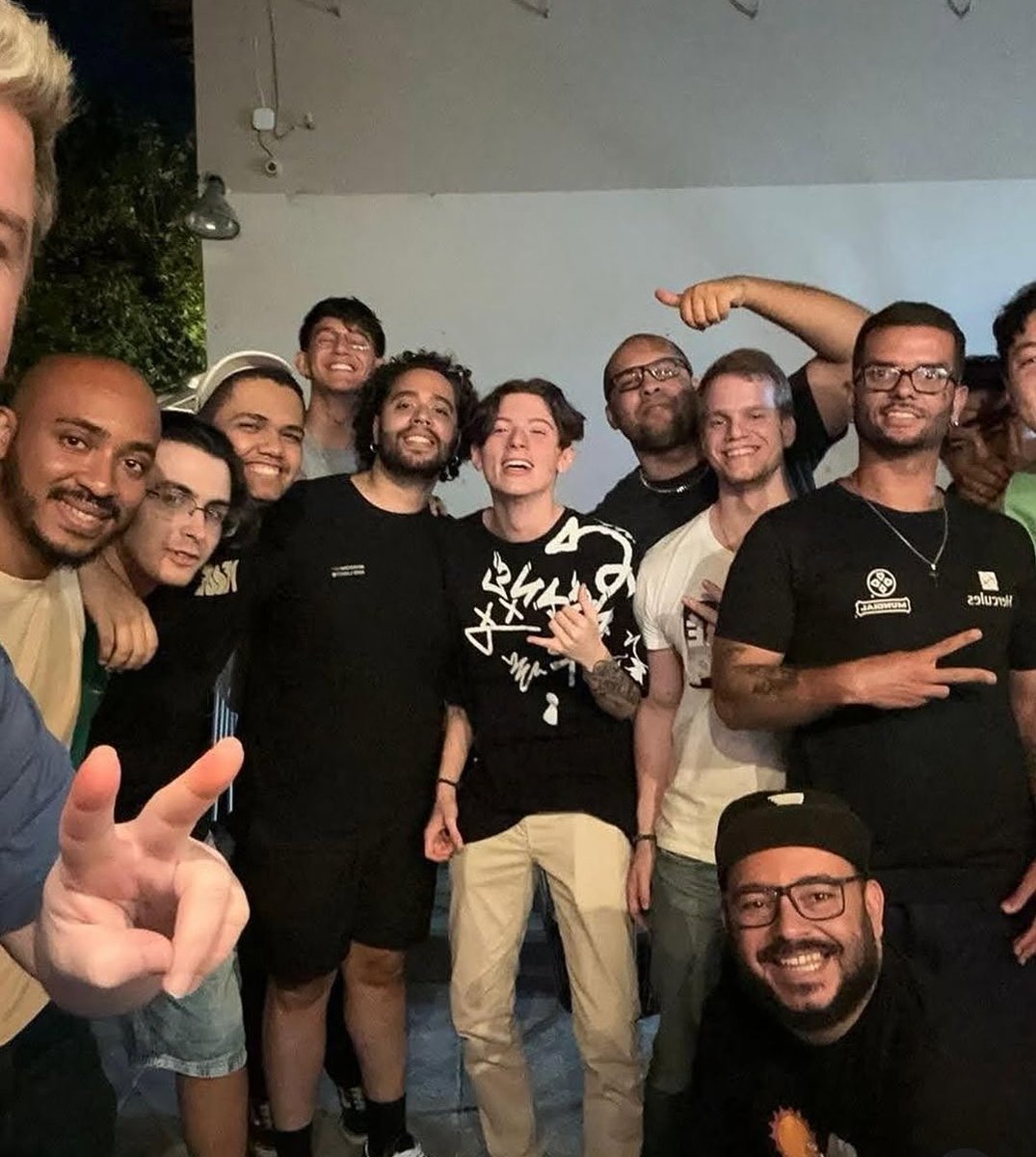 Brasileiro gosta muito de torcer. Mas a gente sente ainda mais quando ta acompanhando de perto o esforço da galera pra chegar la. Fiquei feliz em saber que estão prestando atenção. Obrigado <a href="/takaNakayama/">TAKA-nakayama</a> . E parabéns ao <a href="/NotPedro3/">E1 | NotPedro</a> .