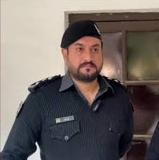 وزیراعلی سہیل آفریدی صاحب پلیز ایکشن لے🚨

یہ پشاور پولیس کا DSP اعجاز نبی اس نے عمران خان کو گالی دی ہے،پی ٹی آئی رہنما ہارون چترالی کو گھسیٹ کر عمران خان کرکٹ اسٹیڈیم سے باہر نکالا 

نوٹ !! اس بے غیرت نے عمران خان زندہ بعد کا نعرہ لگانے والے کو جیل میں ڈالنے کاحکم دیا ہے👉