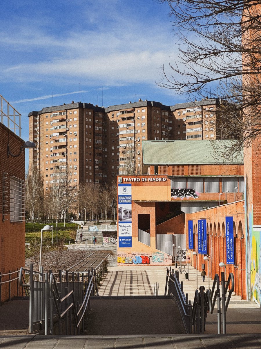 Castiradio's tweet photo. Romanizando el Barrio del Pilar:

torres de los 70, señoras vigilando las plazas como si fueran el CNI, niños jugando, una bolsa con pan y huevos , un señor en chándal que probablemente lleva viviendo la misma tarde desde 1997 y un bar que pone tapa sin preguntar.

Civilización https://t.co/Hb6QA5zcrh