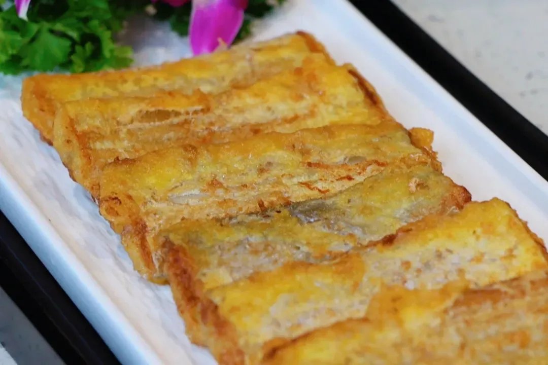 iRizhao's tweet photo. Spring isn't just for seeing; it's for tasting too. 🌱

In Rizhao, this season hits your plate: stir-fried eggs with shepherd's purse, steamed seafood platters, pan-fried saury, and a warm cup of Rizhao green tea.

Fresh, local, and made for this time of year. https://t.co/pVzQGkES0W
