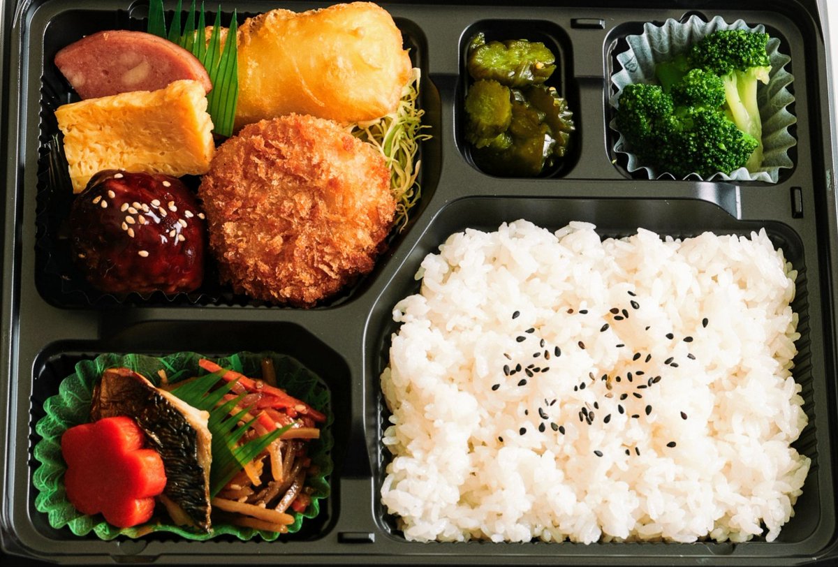 今日は終日全体役職会議でしたので、お昼は仕出し弁当だったものの、私はランチ食べ（られ）ない人間ですから晩シーメはお持ち帰りしたコレですよん🍱
前のオババ様のお土産弁当ほどじゃないけれど、ウチの会社のもレンチンしたら美味しそうだゾ😋