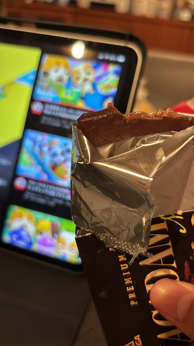 sonchomoti's tweet photo. 歯が痛すぎて何も食べれないんですけど。今日食べたのマッシュポテトのみってやばない。今もう腹たって来て痛い痛い言いながら板チョコアイス食べてる。でも時間かかりすぎて溶けてきてる😇 https://t.co/NEqORakw2G
