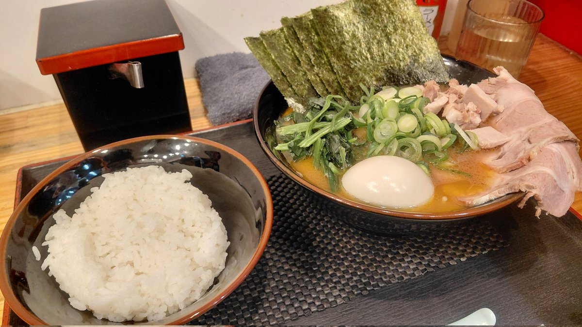 dohmo1341's tweet photo. 家系食べるときご飯にスープかけるヤツのことうっすらバカだね〜って思ってたけど、これ俺がビチャビチャの米嫌いなだけなんかもしれへん https://t.co/ENrxo0UhH3