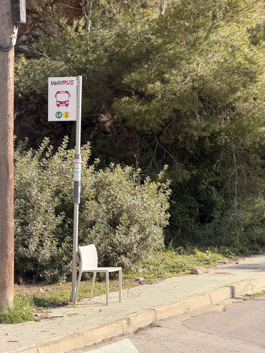 Una imagen vale más que mil palabras.

En esta parada de autobús de <a href="/Vallirana/">Ajuntament Vallirana</a> alguien ha tenido que dejar una silla para poder esperar sentado.
 Cuando el ayuntamiento no pone bancos, la ciudadanía se busca la vida. 🪑🚌