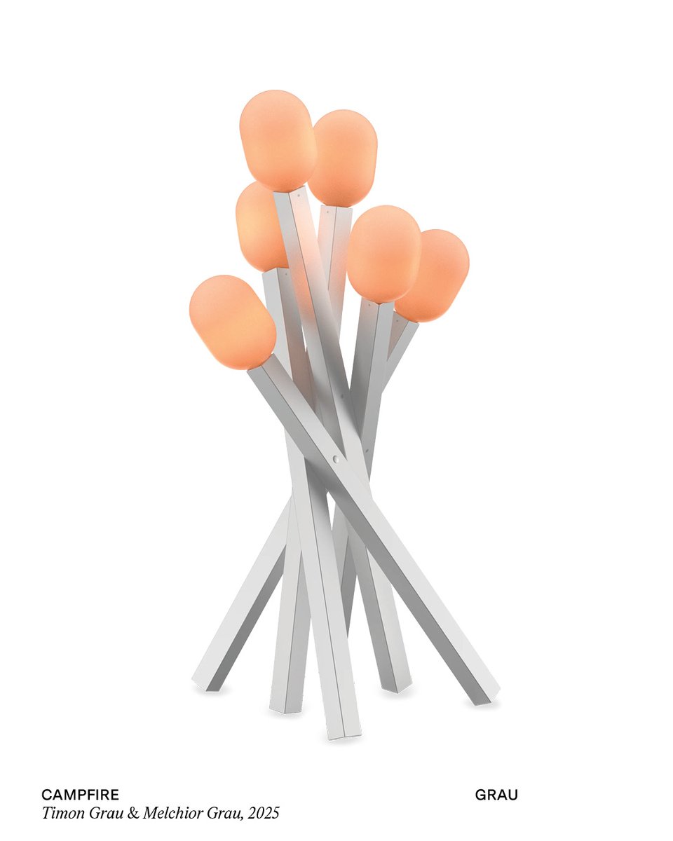Timon ve Melchior Grau tarafından başlangıçta bir sanat objesi olarak tasarlanan Campfire, 160 cm yüksekliğinde, kamp ateşi görünümlü heykelsi bir lambader olarak yolcuğuna devam ediyor ve iç mekanlarda kendine yer buluyor. Üfleme cam ve anodize metalden üretilen lamba, 360