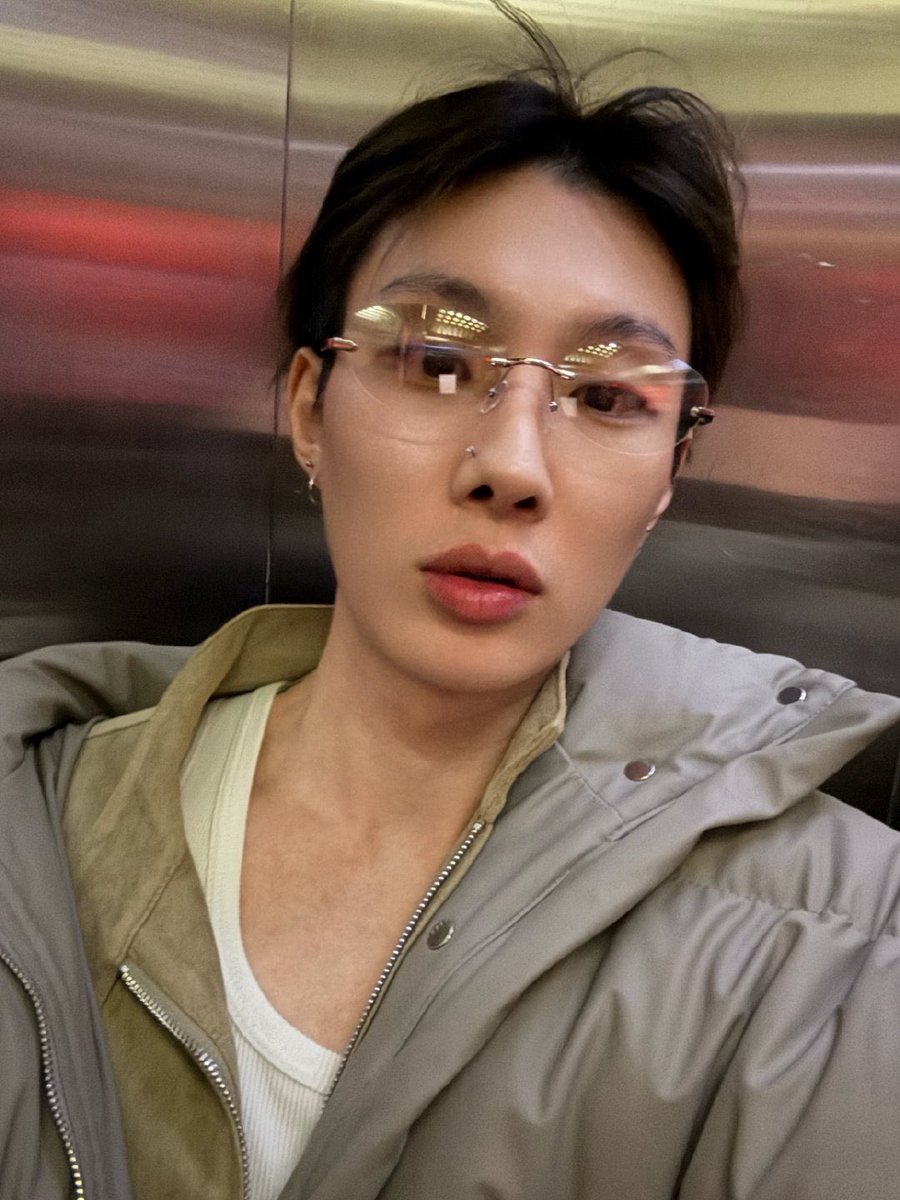 260313 | 🧥 | Weibo Update

: Why is it still so cold…?
weibo.com/7370292839/527…

#奥斯卡 #OscarWang #ออสการ์
#王政熊 #WangZhengxiong #ØzcarWang