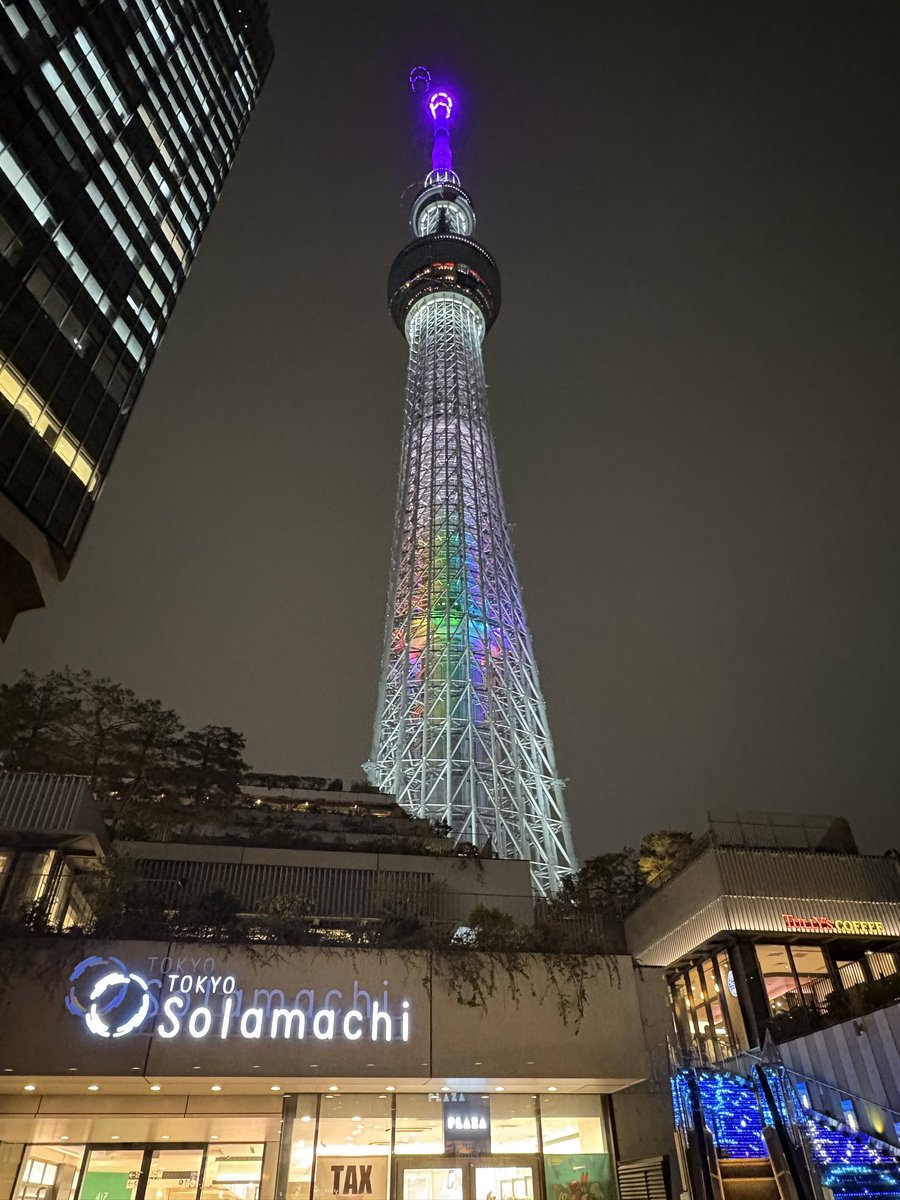 charo_dash's tweet photo. ホワイトデーに向けて、東京ソラマチでチョコ調達🍫

お目当てはCHATROISの「子猫のポーチ 苺の牛乳ショコラ」

ポーチがとにかくかわいい🐱

それにしても、スカイツリーは職場から見るより、近くで見上げるとやっぱりきれい✨

#CHATROIS https://t.co/yZI4Rn5o5H