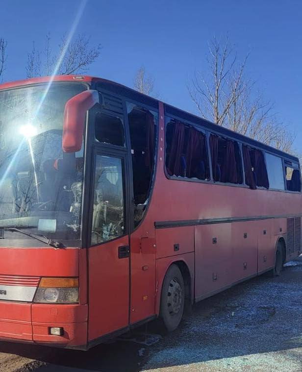 aborealis940's tweet photo. ❗️#ruZZians struck a bus with a drone traveling from #Kharkiv to #VelykyiBurluk

One person was killed, four others were injured.

Terrorists! 🤬🤬🤬🤬🤬🤬🤬 https://t.co/x8Ocg3abXM