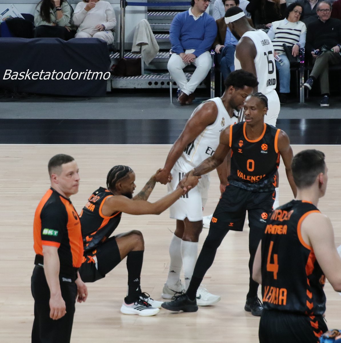 BasketatodoRitm's tweet image. El Real Madrid vs Valencia Basket fue duro y muy físico, también hubo #fairplay. 🙏🙏