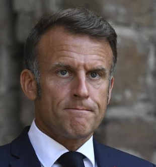 kurdistannews24's tweet photo. 2) French President Emmanuel Macron has confirmed that the French soldier who was seriously injured in Erbil after an Iran‑linked drone attack has died. He said his name was Arnaud Frion. 
Macron noted that the presence of French forces in Iraq is strictly within the framework of combating terrorism, and that the war in Iran “does not justify such attacks.”