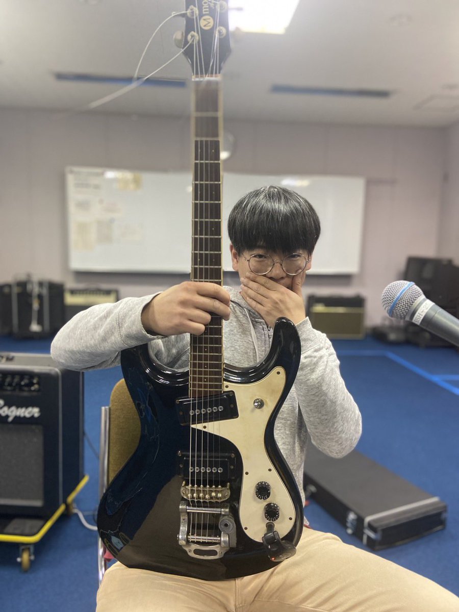 takasa900's tweet photo. 大輝からギターを貰いました。
黒のモズライト。
こういう古めかしいギターはすごく好きなんですねぇ。
弾く強さで歪みのニュアンスが変わってすごく面白い。バンドサウンドに活かせるだろうか???
3枚目はハードオフで見つけた嫁
@OneAnts2007
#Mosrite
#THALSTSUNS
#ドレイク https://t.co/FYXITmfHEd