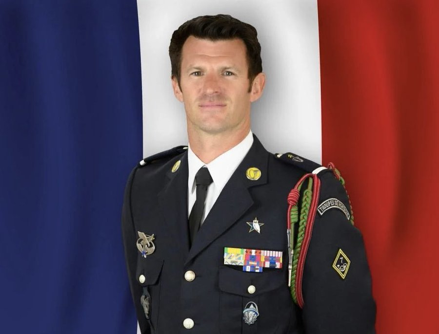 kurdistannews24's tweet photo. 2) French President Emmanuel Macron has confirmed that the French soldier who was seriously injured in Erbil after an Iran‑linked drone attack has died. He said his name was Arnaud Frion. 
Macron noted that the presence of French forces in Iraq is strictly within the framework of combating terrorism, and that the war in Iran “does not justify such attacks.”