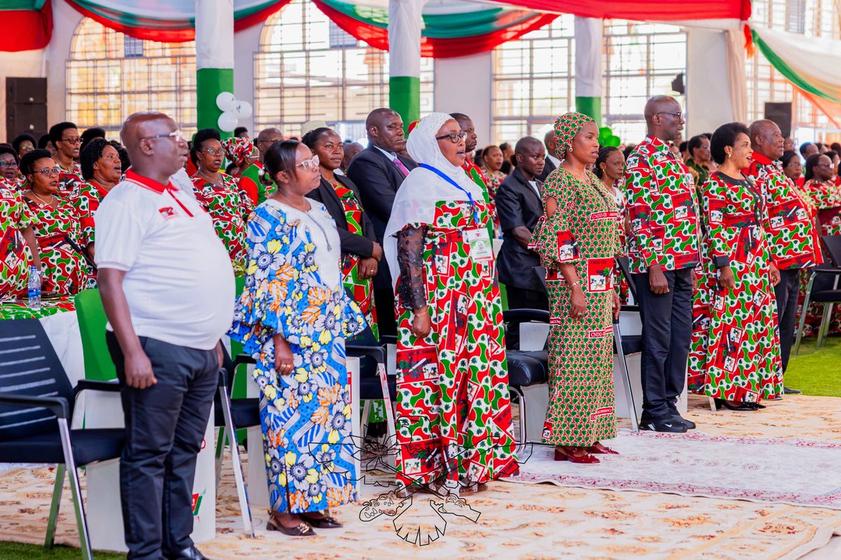 IntumwaNews's tweet photo. 🔴Ce 13 mars à @Gitega, capitale politique du #Burundi, le parti CNDD-FDD a organisé une conférence scientifique de haut niveau destinée aux Bakenyererarugamba leaders. Les travaux se déroulent dans les enceintes du Grand Séminaire Jean Paul II et constituent une activité qui précède les festivités du grand rendez-vous annuel « Umukenyererarugamba Day », dont la cinquième édition est pour samedi, 14 Mars 2026.👇
https://t.co/YNNltDyDyr