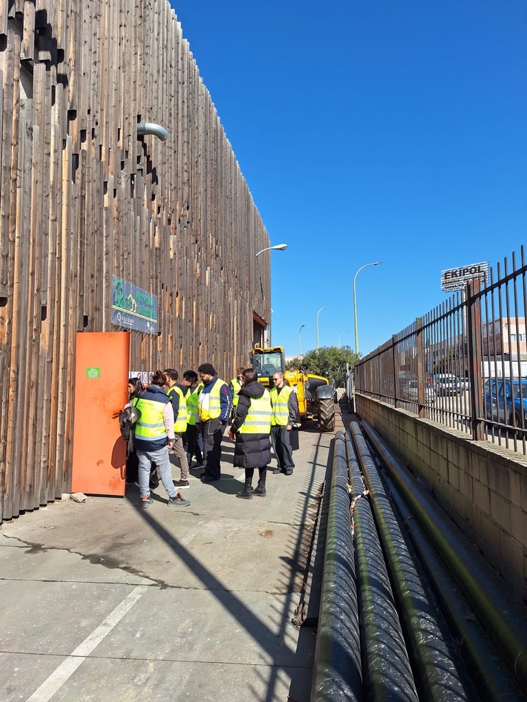 rebienergia's tweet photo. Ayer tuvimos el placer de recibir en nuestra Red de Calor de Móstoles a 25 alumnos de la Universidad de Ginebra 🎓🌱 Una jornada para acercar al talento joven el funcionamiento de nuestra central y el papel de las energías renovables en la transición energética 💚 #REBI https://t.co/46reqa0m6J