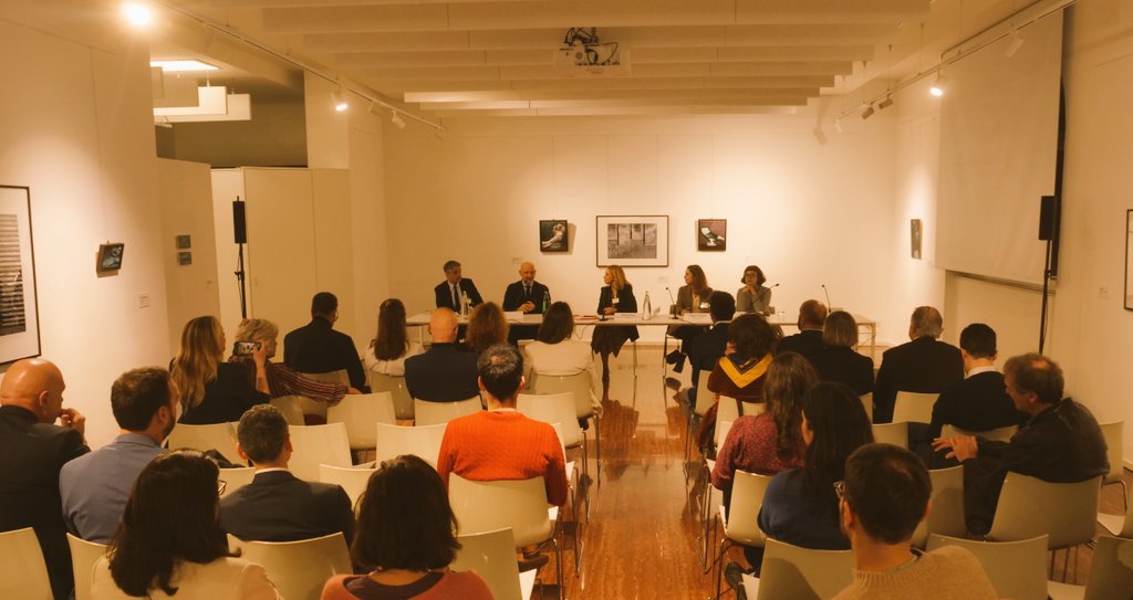 FabriceMaiolino's tweet photo. 🎤 A #Rome, j'ai eu le plaisir d’ouvrir la conférence de l'association 🇨🇵 @Pontevia dédiée à l’#entrepreneuriat et à l'#innovation et organisée grâce au financement consulaire #STAFE.
Un grand 🙏 à l'association et aux conseillers des 🇨🇵 de l’étranger pour leur engagement ! https://t.co/IuV3rWDCv1