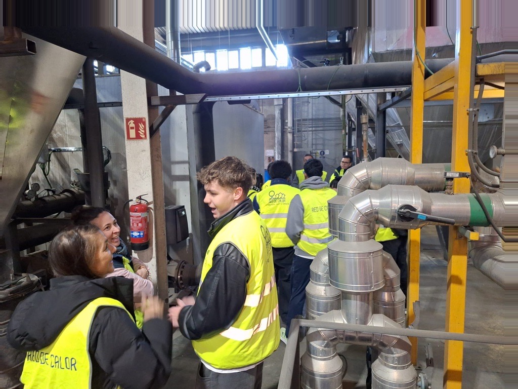 rebienergia's tweet photo. Ayer tuvimos el placer de recibir en nuestra Red de Calor de Móstoles a 25 alumnos de la Universidad de Ginebra 🎓🌱 Una jornada para acercar al talento joven el funcionamiento de nuestra central y el papel de las energías renovables en la transición energética 💚 #REBI https://t.co/46reqa0m6J